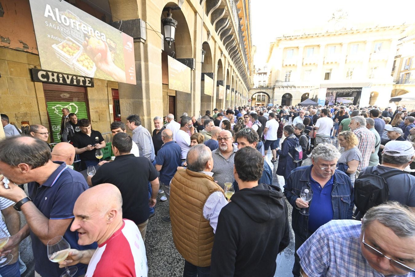 Gran ambiente en el Sagardo Eguna de Donostia