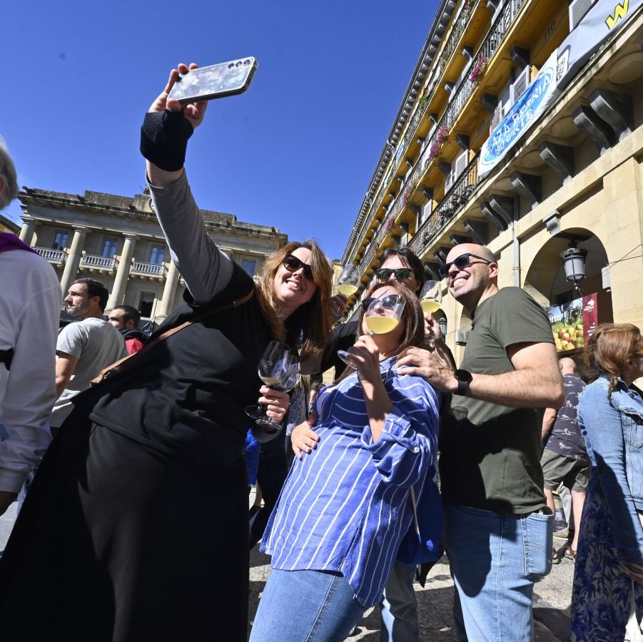 Gran ambiente en el Sagardo Eguna de Donostia