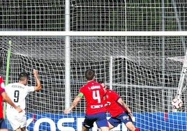 Asier Benito dispara a puerta para empatar el partido