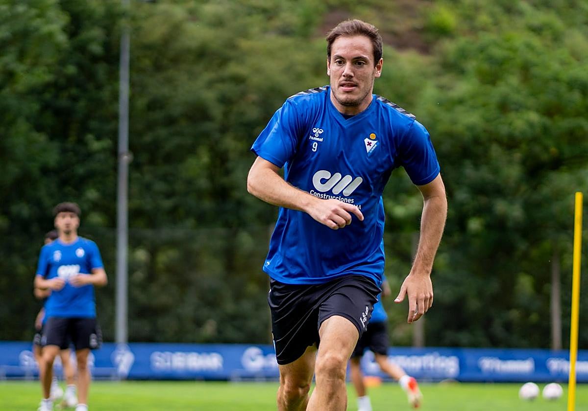 Bautista persigue un balón en el último entrenamiento del Eibar antes del partido de hoy.
