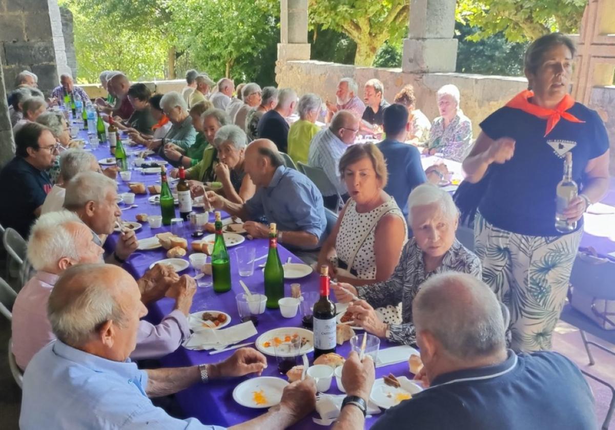 Los mayores disfrutarán hoy de su tradicional almuerzo.