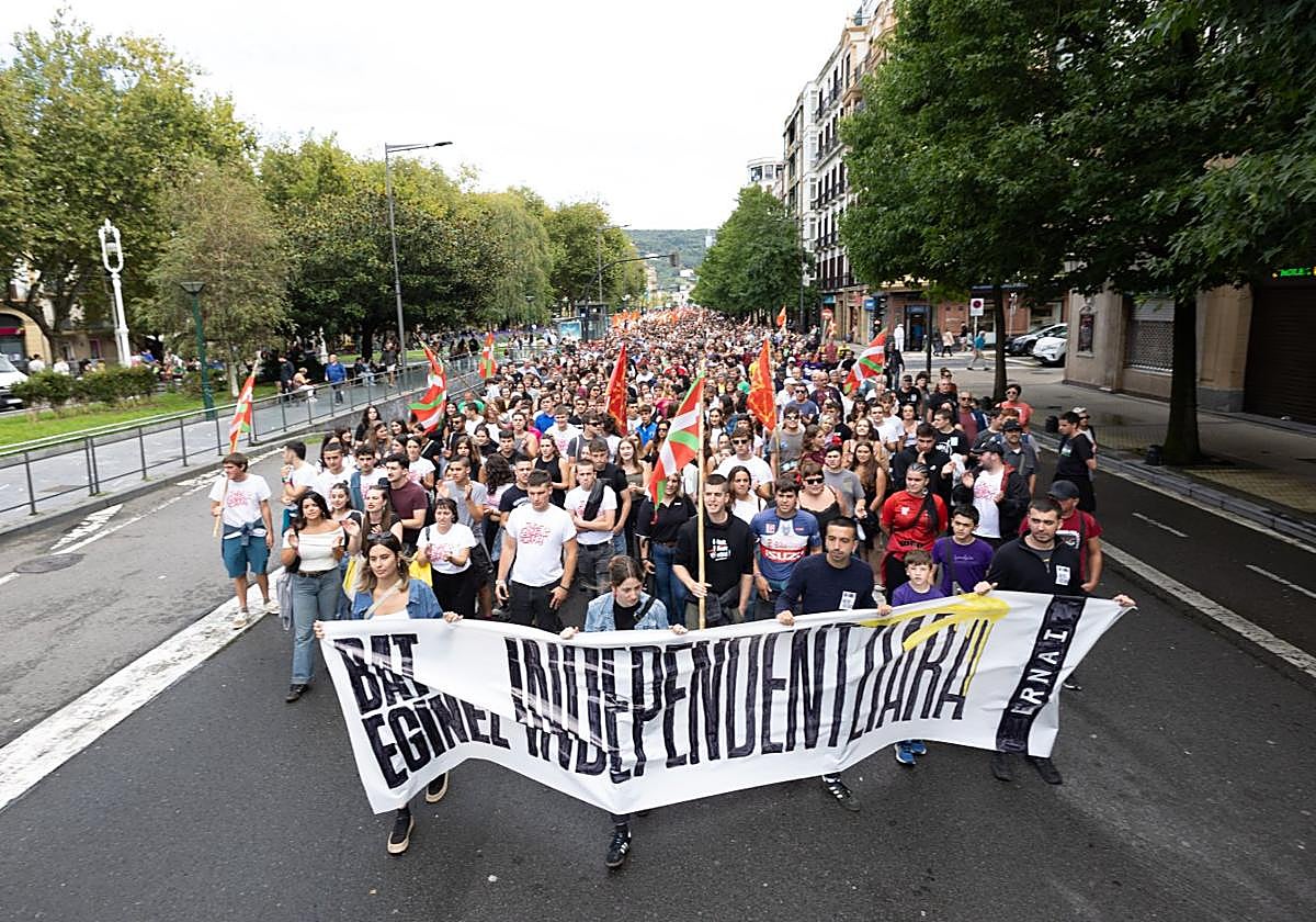Cientos de jóvenes de Ernai se manifestaron ayer por las calles de San Sebastián.