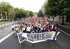 Cientos de jóvenes de Ernai se manifestaron ayer por las calles de San Sebastián.