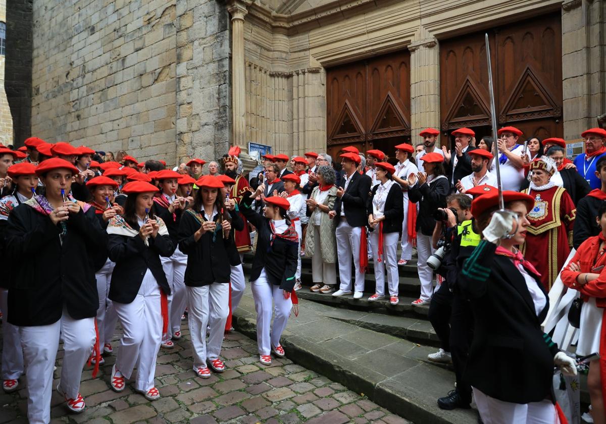 Las autoridades aplauden a Jaizkibel a su paso por la parroquia de la Asunción y el Manzano.