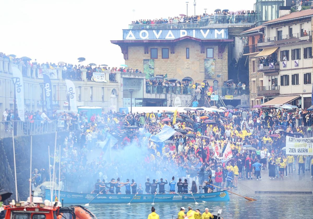 Fiesta multicolor en el muelle