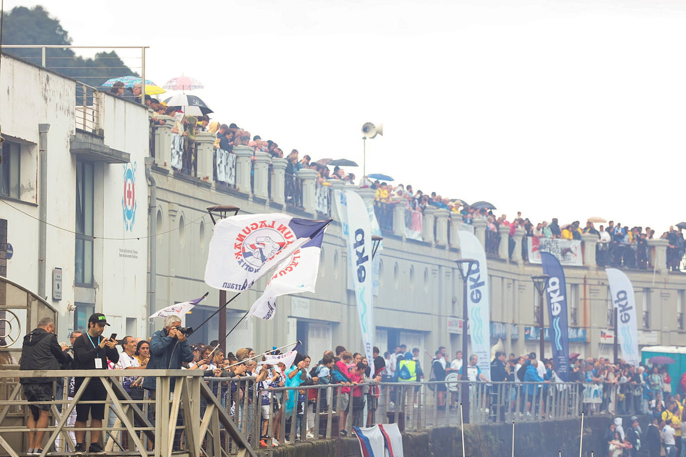 Fiesta multicolor en el muelle