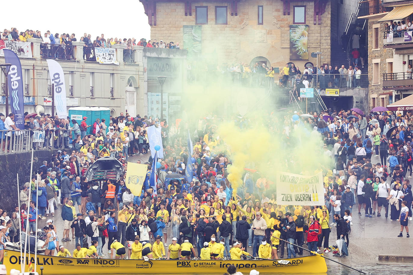 Fiesta multicolor en el muelle