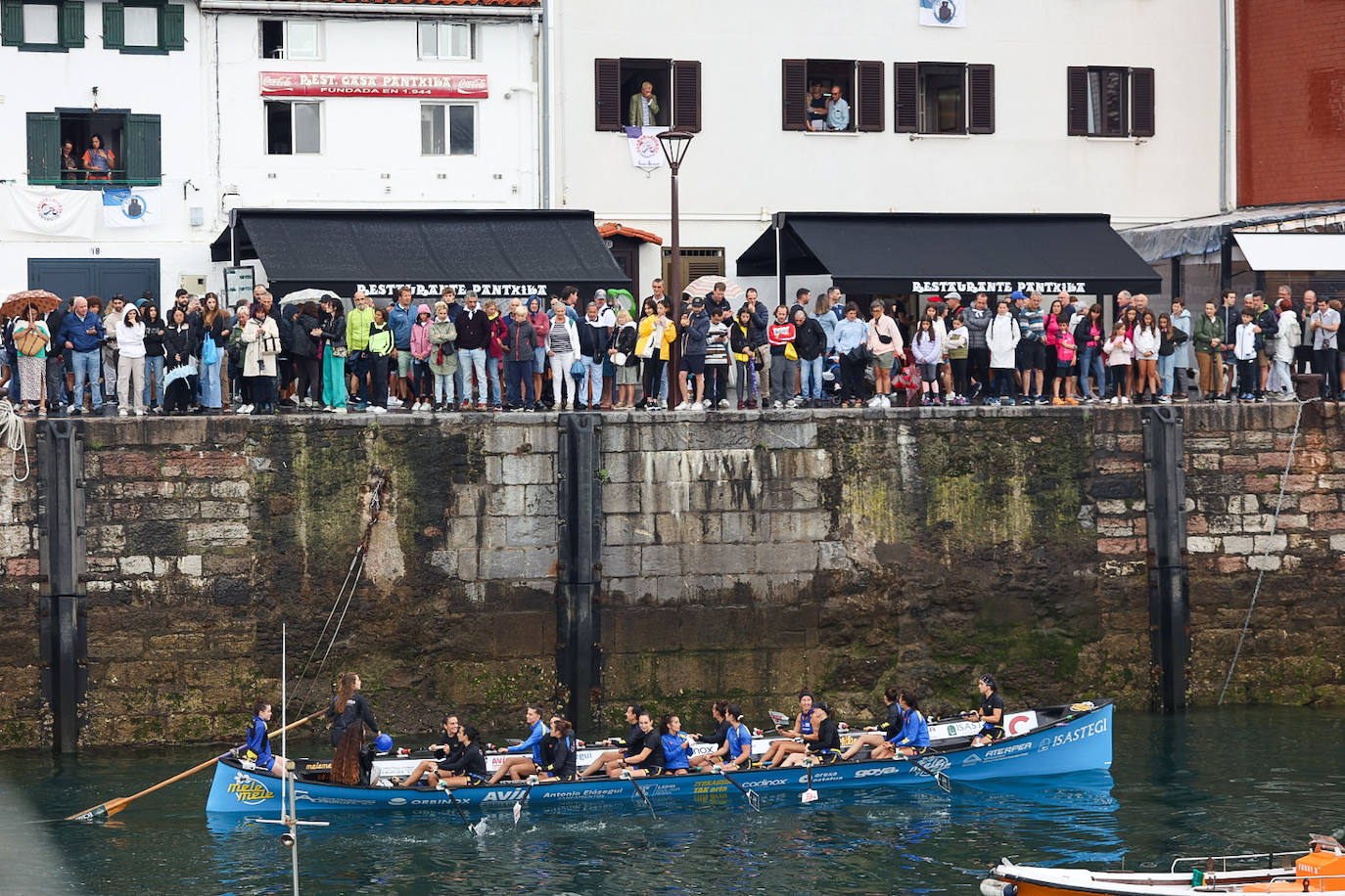 Fiesta multicolor en el muelle