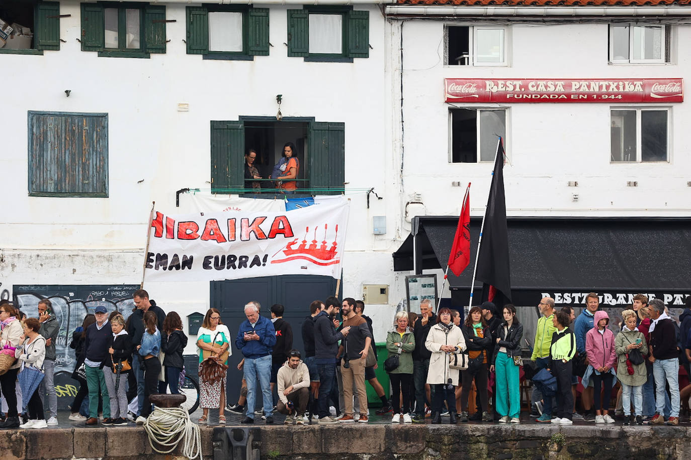 Fiesta multicolor en el muelle