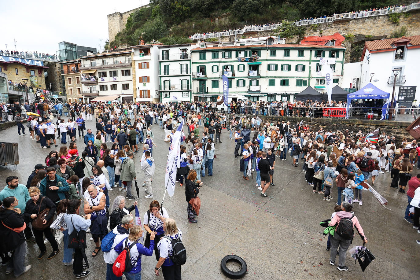 Fiesta multicolor en el muelle