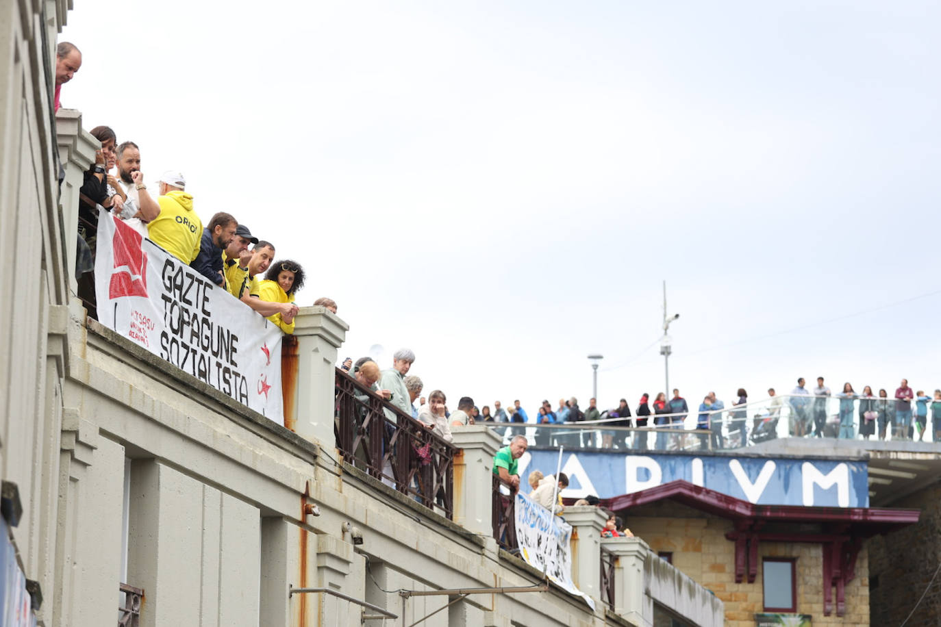 Fiesta multicolor en el muelle