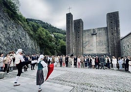La amplia representación institucional fue agasajada en la explanada de la Basílica de Arantzazu con un aurresku de honor ejecutado por dos dantzarii de Oñatz.