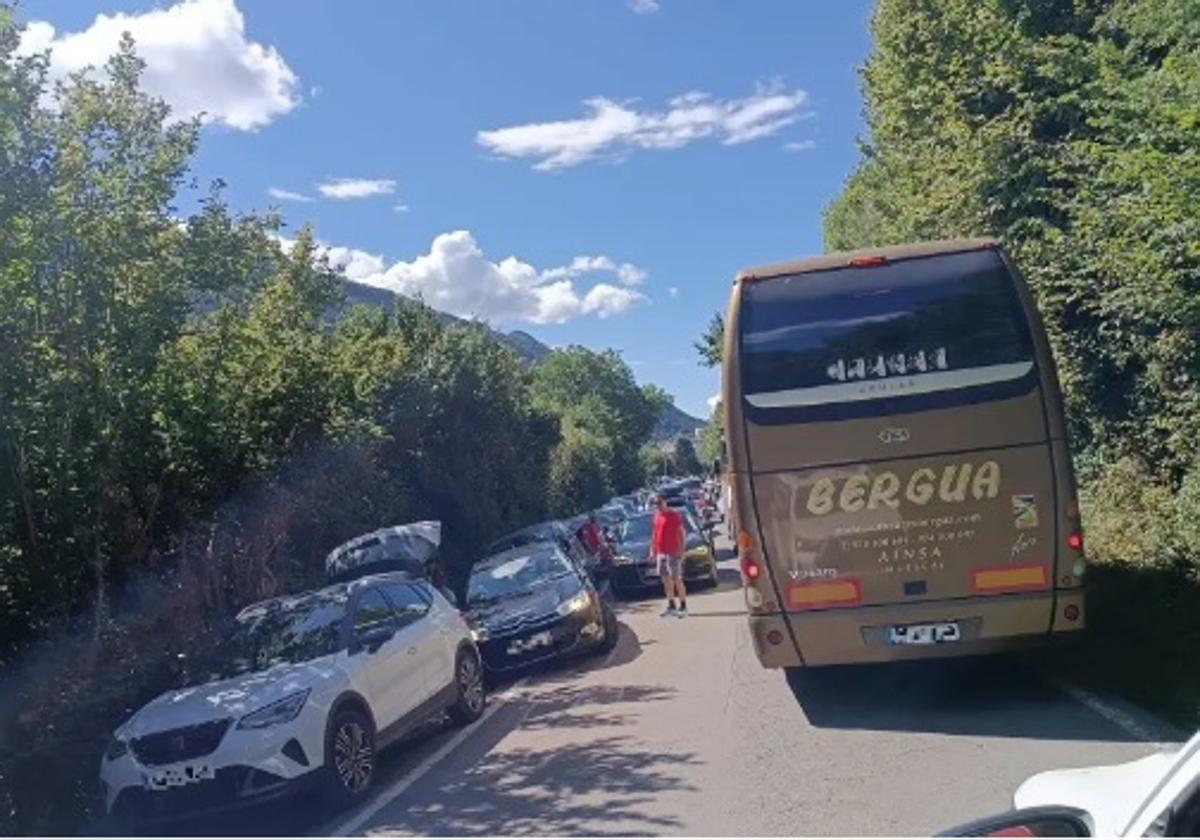 Colapso en la carretera de Torla para entrar en el parque, con los coches aparcados en las cunetas