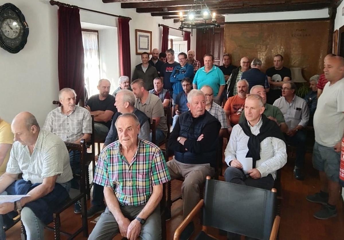 Participantes en la subasta y curiosos en el ayuntamiento.