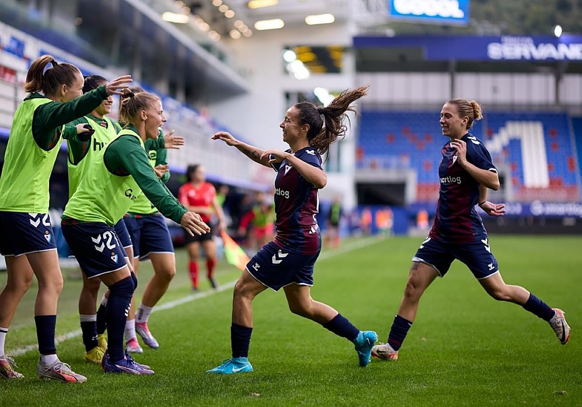 Espe Pizarro acude a la banda para celebrar con sus compañeras su gol contra el Betis.