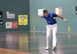 Xabi Tolosa arma el brazo derecho para golpear a la pelota en el calentamiento de un partido.