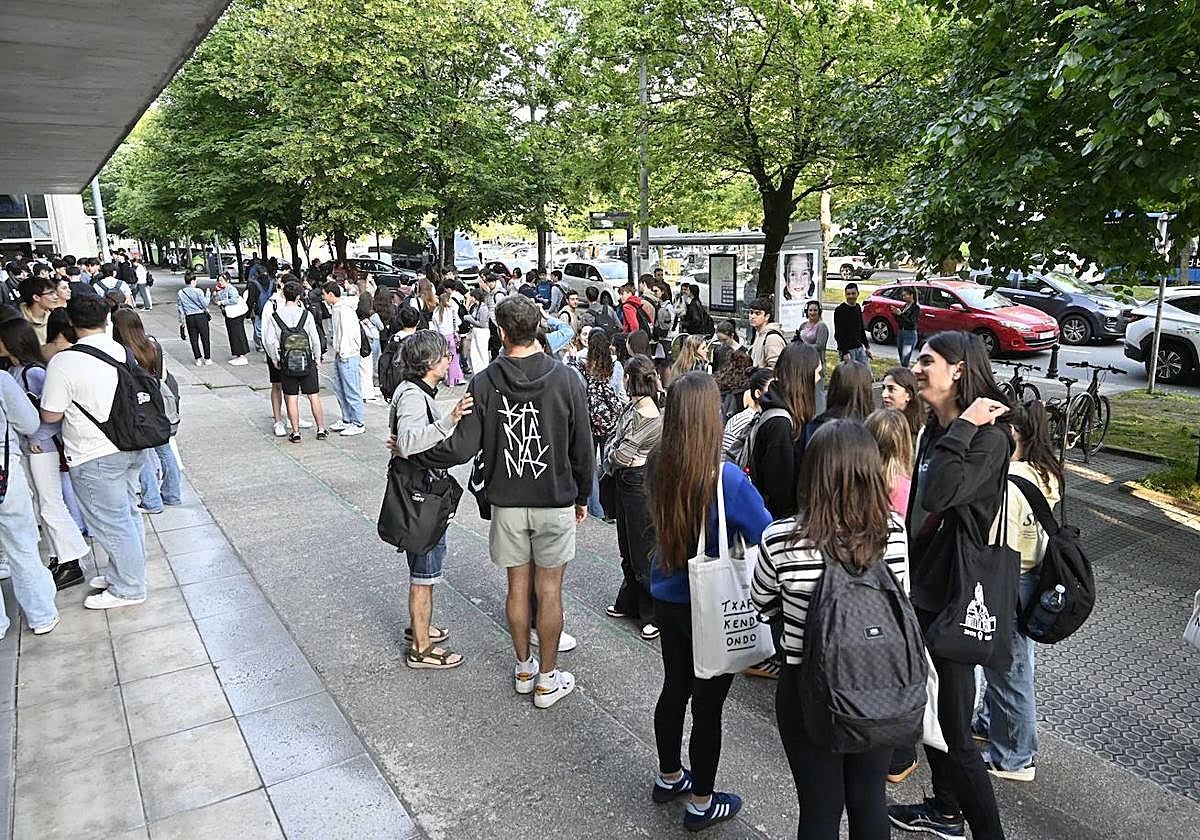 Estudiantes guipuzcoanos se agolpan a las puertas de la universidad antes del examen de Selectividad.