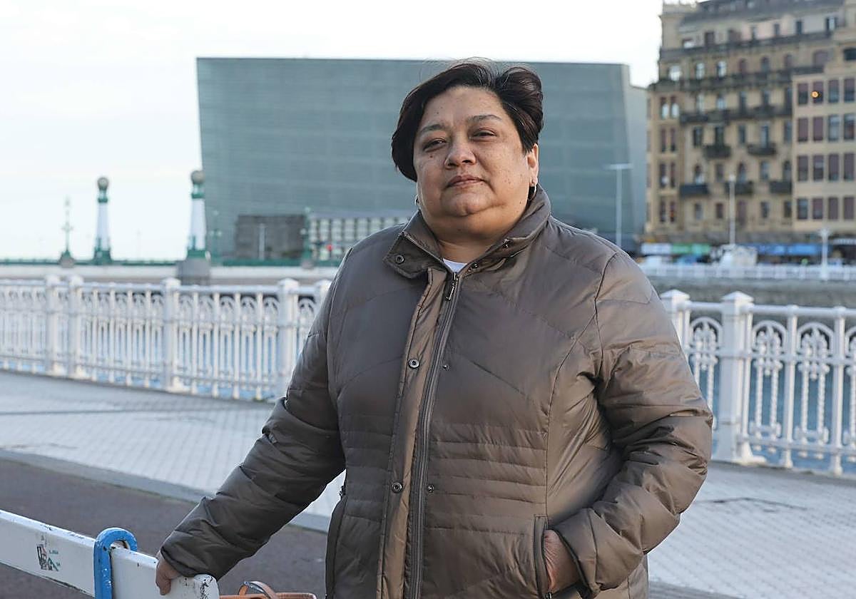 La empleada de hogar Cristina Rivas posa al lado del Río Urumea