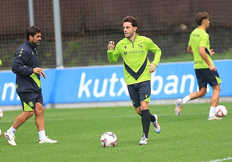 Odriozola conduce el balón en Zubieta.
