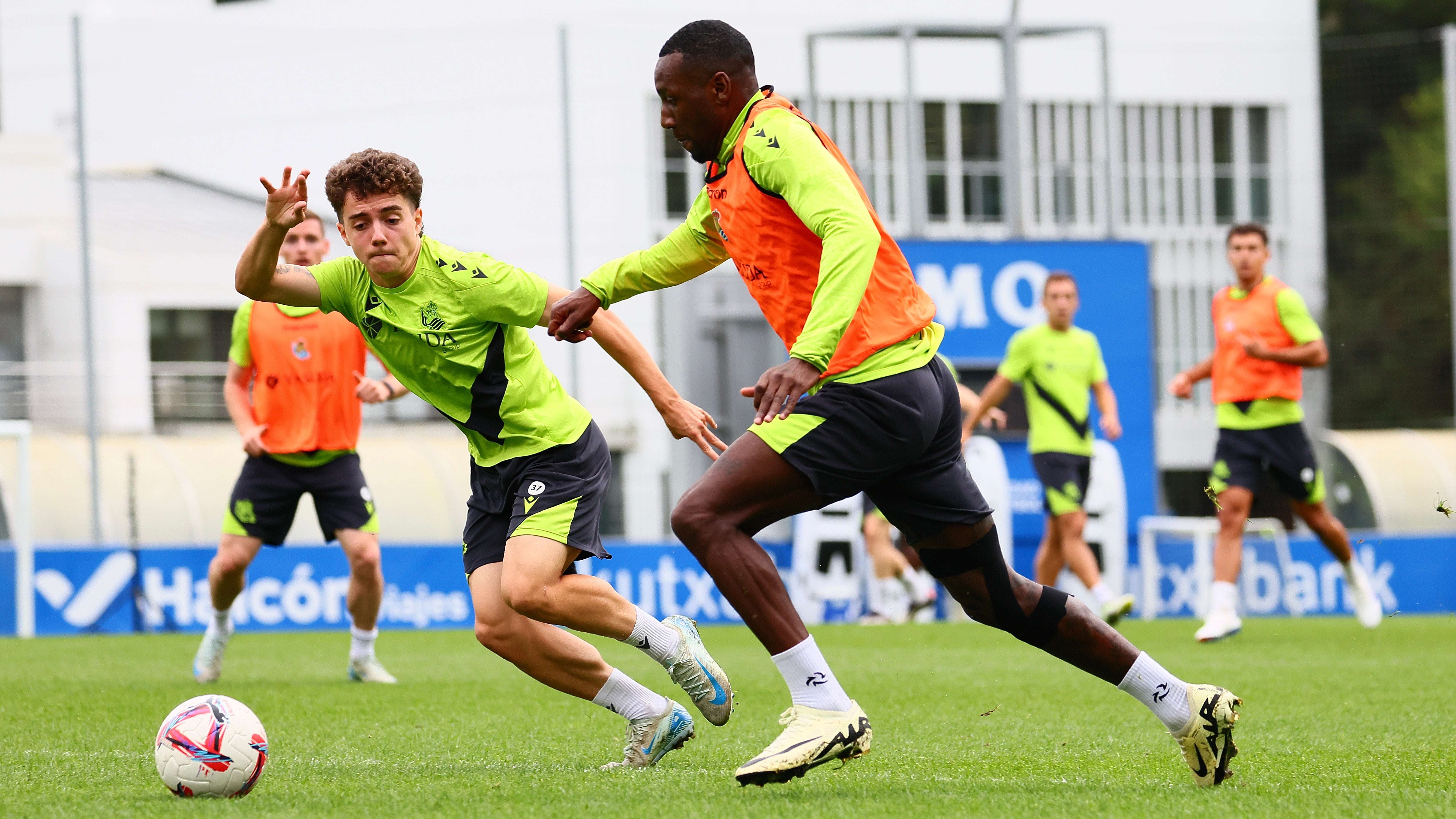 Oskarsson, Aguerd y Barrene enriquecen el entrenamiento