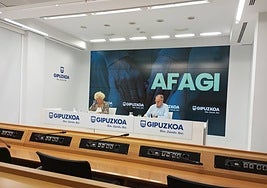 La diputada de Cuidados y Políticas Sociales, Maite Peña, y el presidente de Afagi, Iñaki Olalde.