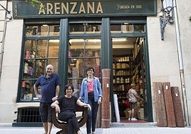Elsa (centro), María (derecha) y Juan Pedro, frente al negocio centenario Almacenes Arenzana, en una imagen de archivo.