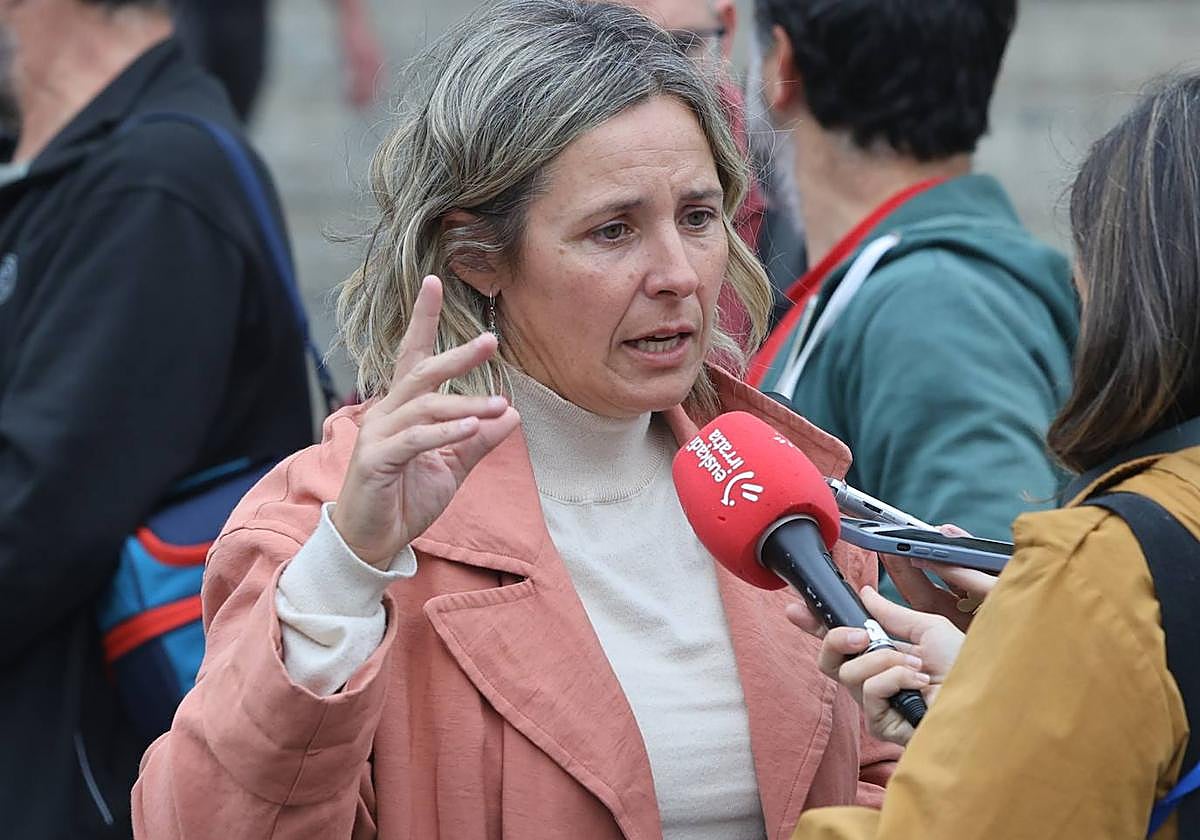 Edurne Lizaso, delegada de LAB, atiende a los medios este miércoles.