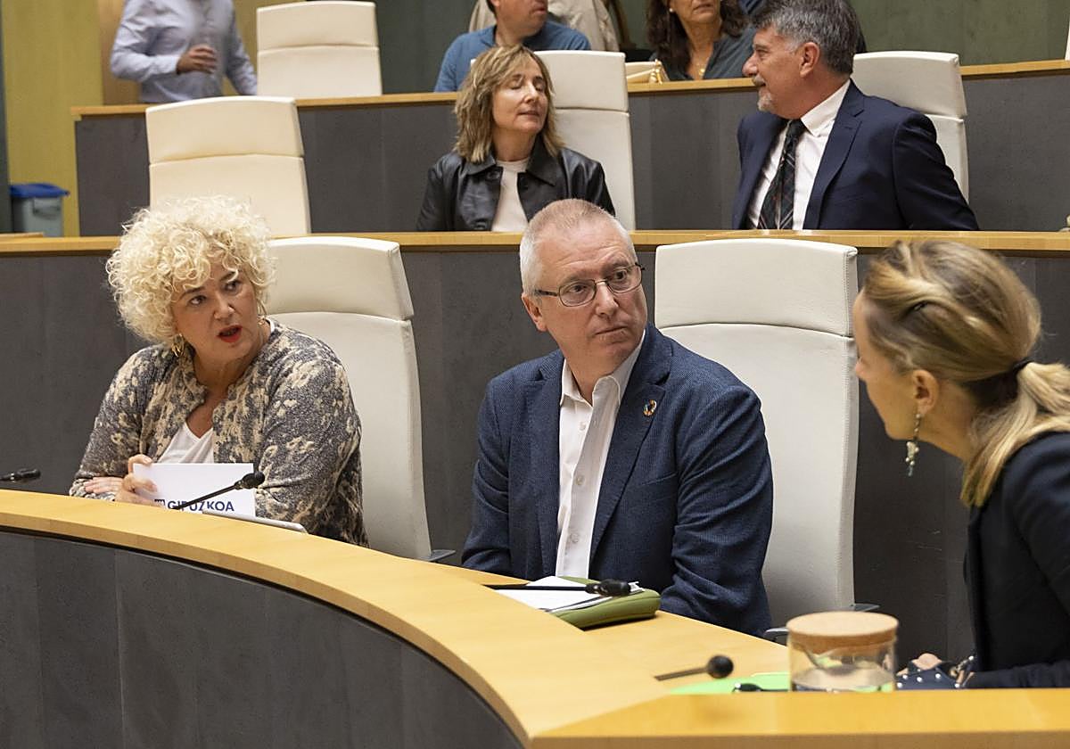 La diputada general de Gipuzkoa, Eider Mendoza (d), conversa con los diputados Maite Peña y José Ignacio Asensio durante el pleno de Juntas de este miércoles.