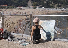 Una artista pintando un cuadro de la playa de Deba durante el concurso del pasado año.