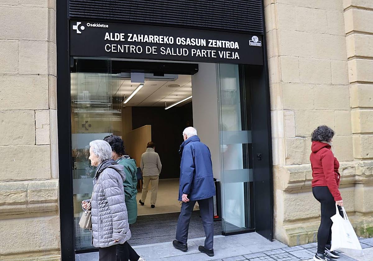 Varias personas pasan junto al ambulatorio de la Parte Vieja de San Sebastián.