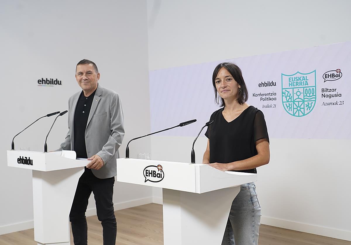 El coordinador general de EH Bildu, Arnaldo Otegi, y la portavoz de EH Bai en Iparralde, Mathilde Hary.