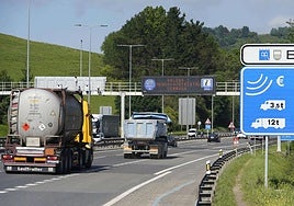 Camiones pasan bajo uno de los arcos de cobro del peaje para vehículos pesados de la N-I. Parte de ese dinero irá a movilidad sostenible.