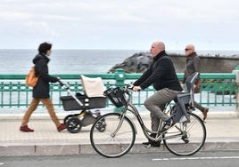 Un hombre pasea en bici por un carril bici en San Sebastián.