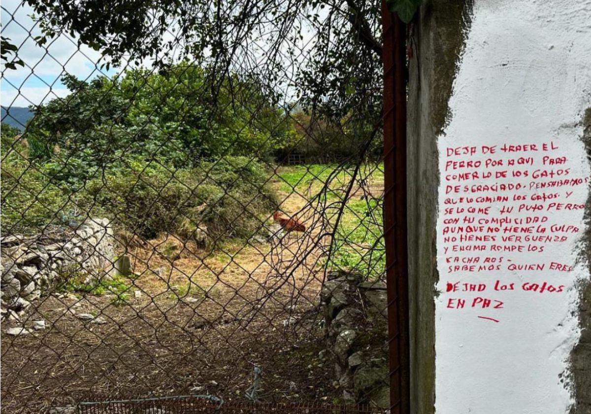 Lugar donde se ubican los comederos de gatos y donde han aparecido las pintadas.