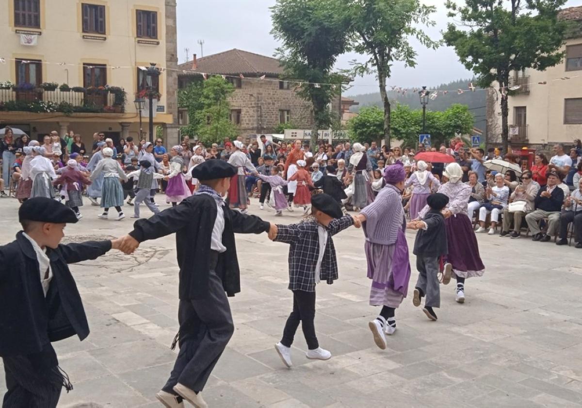 La exhibición de dantzaris durante las fiestas da todo el protagonismo al alumnado de los cursos.