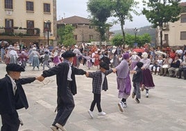 La exhibición de dantzaris durante las fiestas da todo el protagonismo al alumnado de los cursos.