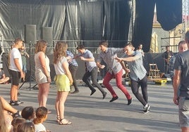 Los bailarines de Tío Teronen Semeak durante una actuación en Pasai Donibane.