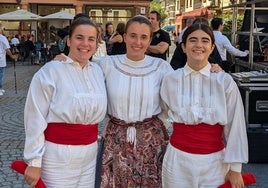 Las dantzaris Naroa Sánchez, Irati Olaizola y Amaia Azpeitia, en el Campeonato de Aurresku celebrado en Zarautz.