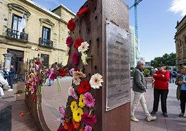 Este viernes se ha celebrado una ofrenda floral en el monolito Dual de la calle Ijentea de Donostia en recuerdo a las víctimas de la guerra civil y del franquismo.