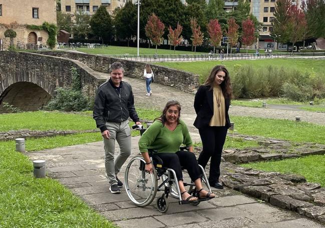 Ainhoa Arteche siendo guida por Aitor Aldarsoro y Alba Ramírez.