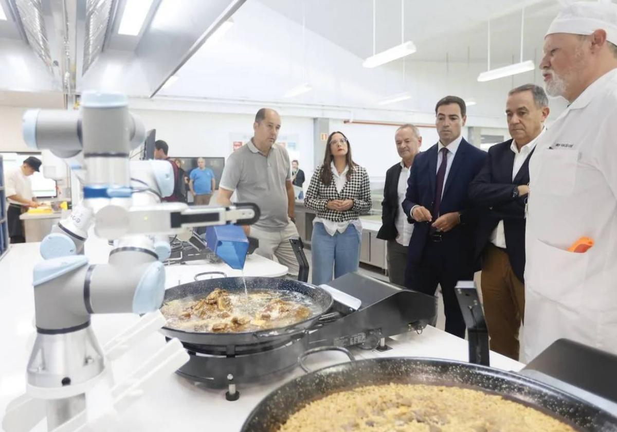 El lehendakari y la consejera de Educación han visitado las instalaciones de la Escuela de Hostelería de Leioa, que ha incorporado mejoras en robotización y digitalización.