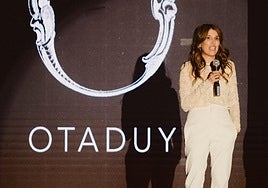 Carolina Otaduy atiende al público durante su desfile retrospectivo en el Museo Cristóbal Balenciaga.