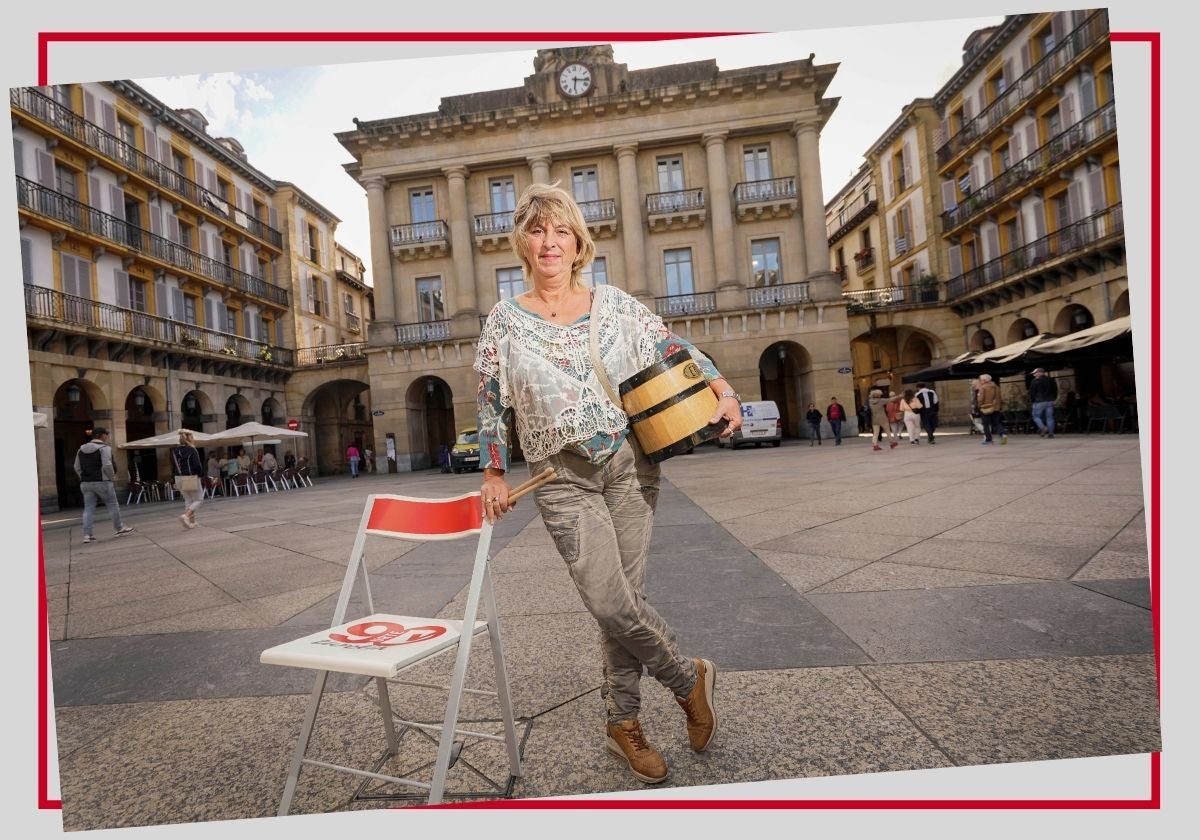Ane Eskisabel posa con su barril en la plaza de la Constitución.