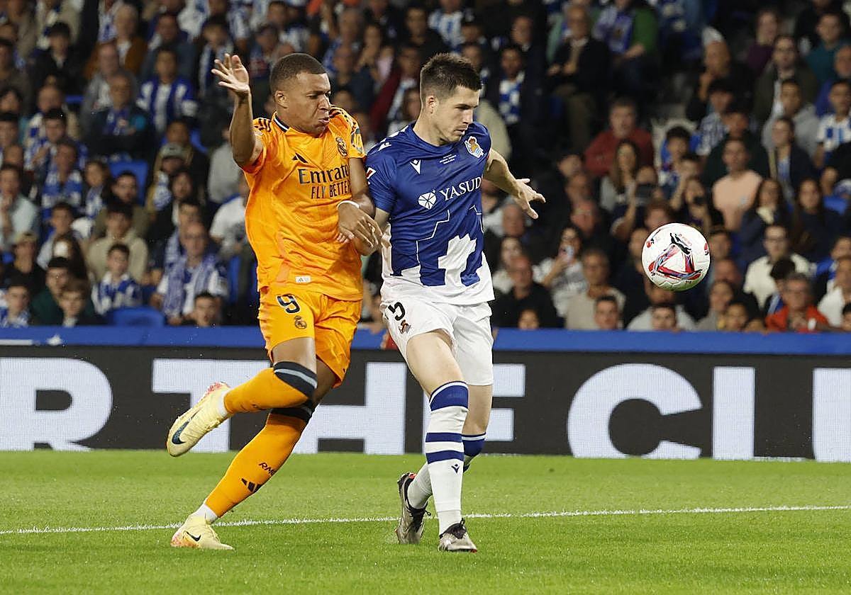 Zubeldia y Mbappé, peleando por un balón.