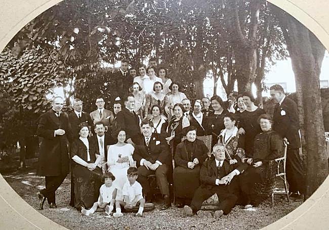 La saga. Imagen de familia de todos los Doussinague. Sentado en el suelo a la derecha, con las manos entrelazadas, el bisabuelo alcalde.