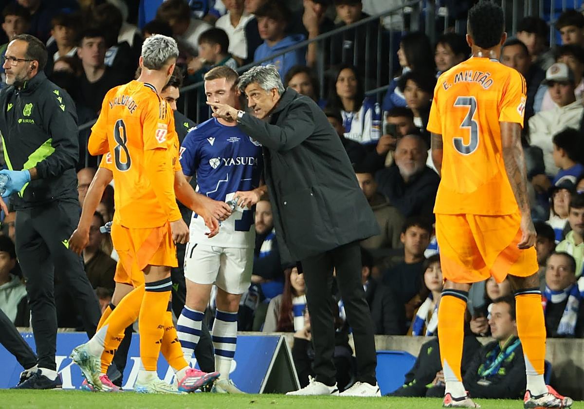 Imanol da instrucciones a Sergio Gómez desde la banda del Reale Arena.