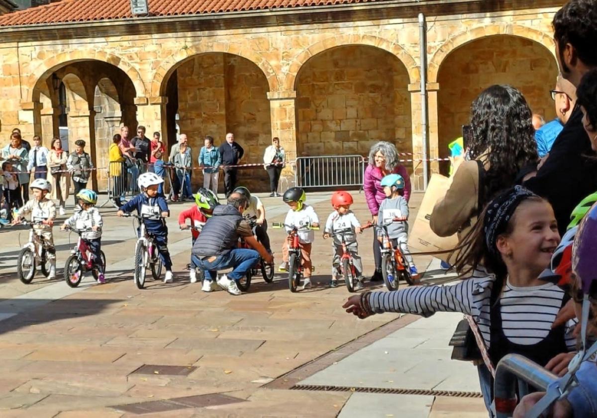 Animado ambiente en la fiesta de la bicicleta de Telleriarteko Txirrindulariak, primer acto festivo de ayer.