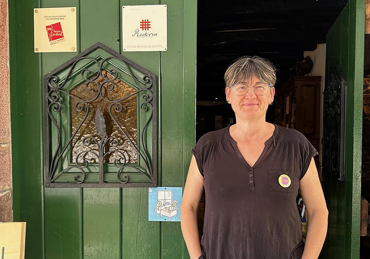 Belén Urrutia, de la Posada de Elbete en Baztan, con la chapa.