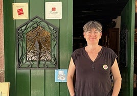 Belén Urrutia, de la Posada de Elbete en Baztan, con la chapa.