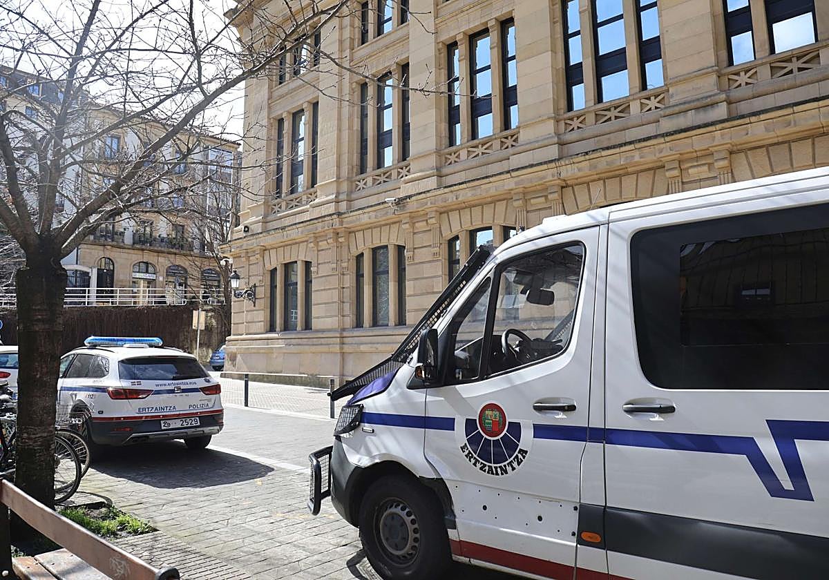 Varias patrullas de la Ertzaintza ante los juzgados de San Sebastián.